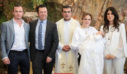  Andrés Meade, Roberto Meade, Padre Salvador, María José Foyo de Meade, la pequeña Roberta  y Fernanda Solórzano de Meade.