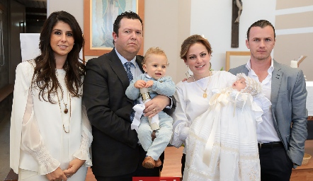  Familia Meade Foyo con los padrinos de Roberta Fernanda Solórzano y Andrés Meade.