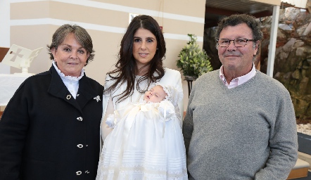  La pequeña Roberta con sus abuelos paternos y su madrina
