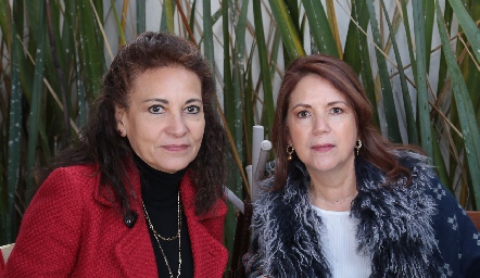 Amparo Rosillo y Angélica Vega.