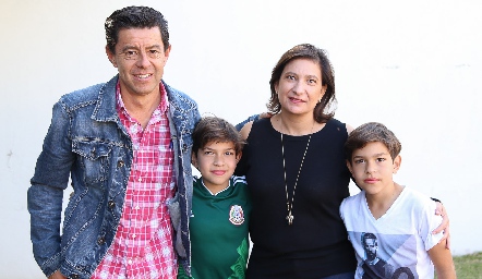  Familia Martínez Cadena.