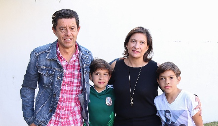 Andrés Martínez y Maritere Cadena de Martínez con sus hijos Pablo y Andrés.
