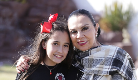  Sofía con su abuela Yoya Galarza.