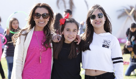 Daniela Díaz de León con sus hijas Sofía y Camila.