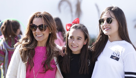  Daniela Díaz de León con sus hijas Sofía y Camila.