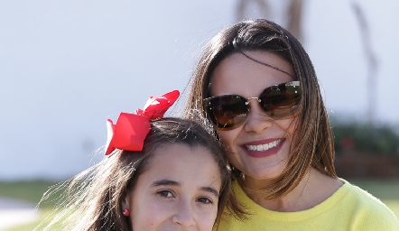  Sofía con su tía Alejandra Díaz de León.
