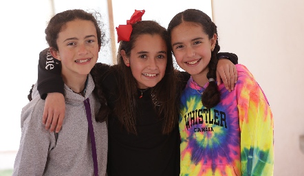  Montse, Sofía y Andrea.