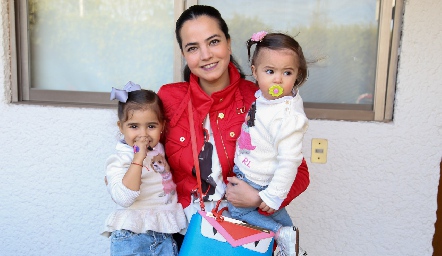 Mariana Meade con sus hijas.