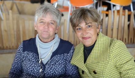  Martha Puente y Carmen Lavin.