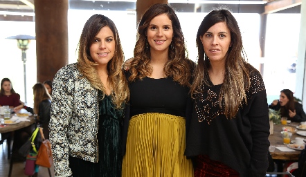  María José Barragán, Valeria Flores  y Cristina Barragán.