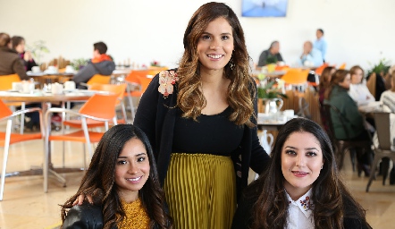  Daniela Flores, Valeria Flores y Daniela Delgado.