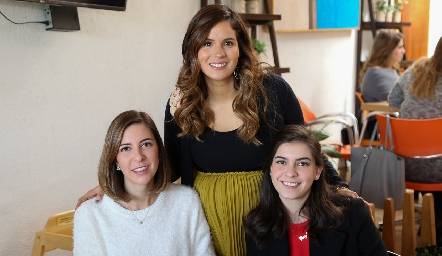  Paulina Solano, Valeria Flores y Ceci Solano.