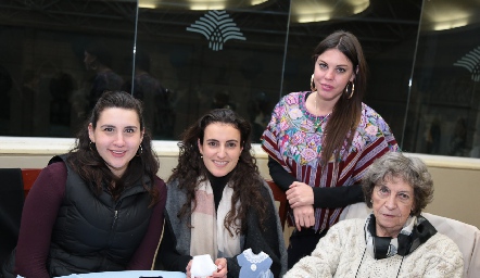  Daniela Monternach, Fernanda Saiz, Paulina Olivares y Popi Neumann.