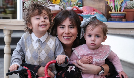  Claudia Oliva de Ruiz con sus hijos, Mauricio y Roberta Ruiz.