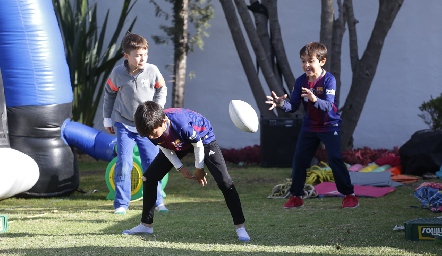  Jugando.