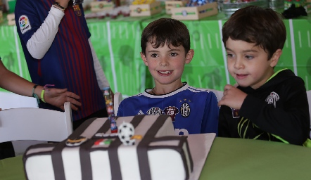  Gabriel con su pastel.