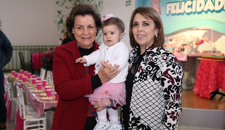  Martha Torres y Julia Pastor con su nieta Mariajulia.