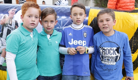  Santi con sus primos Francisco, Diego y Juan Carlos.