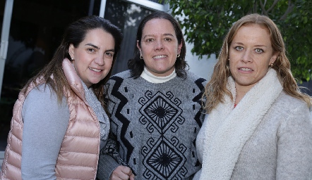  Maripepa Valladares de Torres, Pilar y Mariana Torres.
