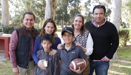  Pedrito y Marcelo acompañados de sus familias.
