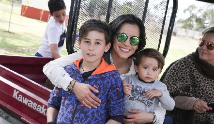  Víctor, Anilú Enríquez y Mateo.