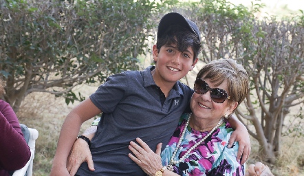  Marcelo con su abuelita Yolanda Espinosa de Payán.