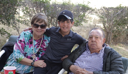  Marcelo con sus abuelos Yolanda y Jacobo Payán.
