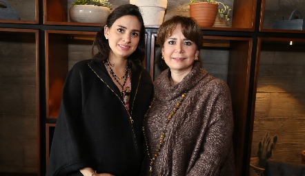  Montse Muñiz con su mamá Laura Rodríguez.