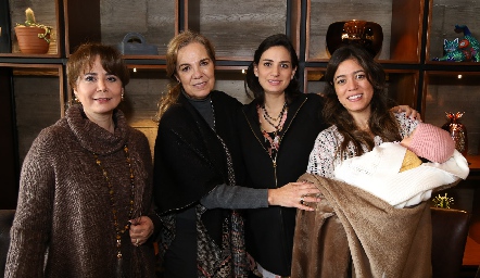  Laura Rodríguez, Claudia Neumann, Montse Muñiz y Claudia Martínez con su bebé.