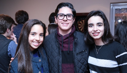  Jimena Hernández, Oscar González y Valeria Martínez.