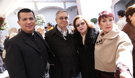  Padre Rubén Pérez, Rafael Rueda, Mónica Soriano y Evangelina Rueda.