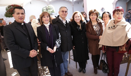  Padre Rubén Pérez, Alicia Villasuso, Rafael Rueda, Mónica Soriano, Rosy Arredondo, Esther González y Evangelina Rueda.