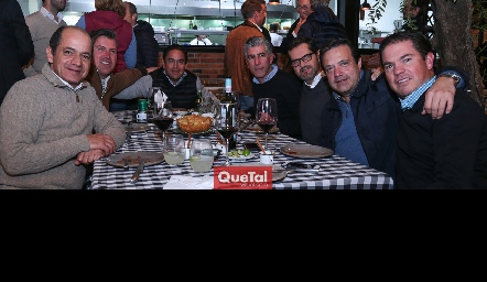  Elías Abud, Poncho Anaya, Toño Acebo, Sergio Godínez, Juan Carlos de la Rosa y Jorge Acebo, celebrando su cumpleaños.
