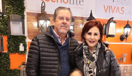 Óscar Morales y Elisabetta Biagi de Morales con su nieta Alexa Robles.
