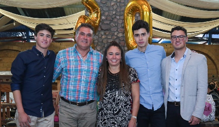  Paty con su esposo Aldo Ress y sus hijos, Patricio, Santiago y Aldo.