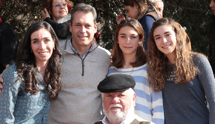  Guillermo Pizzuto acompañado de la familia Sarocchi.