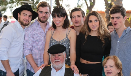  Guillermo Pizzuto acompañado de su esposa y sus nietos Guillermo, Paulo, Cristy, Eugenio, Chiara y Emilio.