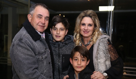  Javier Alcalde y Verónica Payán con sus hijos Javier y Paulo.
