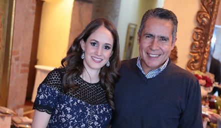 Gabriela Ponce y su padrino Héctor Hinojosa.