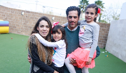 Martha Gaviño, Gonzalo Ávila con sus hijas Martina y Victoria.