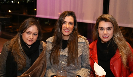  Erika Corso, Valeria Pineda y María Luisa Martínez .