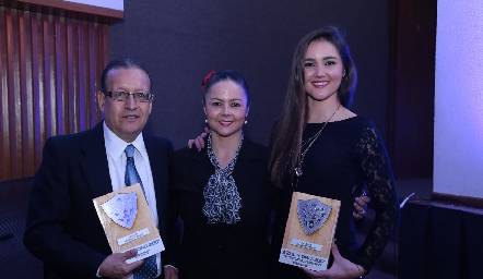  Vicente Medina Flores, Araceli Flores y Paulina Cantú Flores.