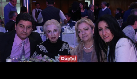  Víctor Rodríguez, Susana Ducoulombier, Diana de Rodríguez y Patricia Rodríguez.