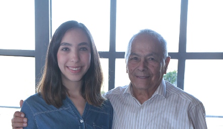  Ana Lucia Chevaile con su abuelo Héctor Álvarez.
