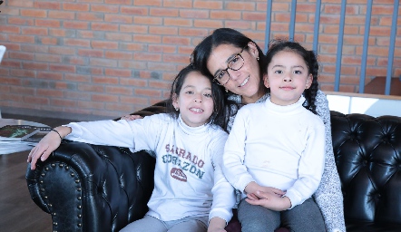  Alejandra Lujambio con sus sobrinas Victoria y Bárbara Lujambio.