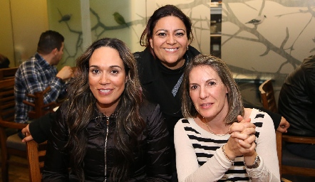  Berenice Cortez, Marcela Montejano y Elena Sampere.