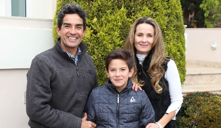  Jacobo Villalobos y Karina Vita de Villalobos con su hijo Santiago.