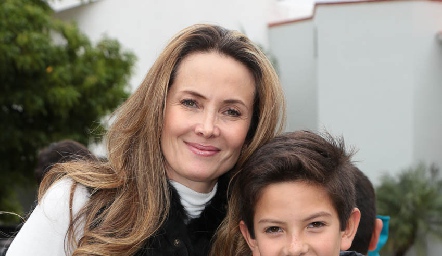  Karina Vita y su hijo Santi.