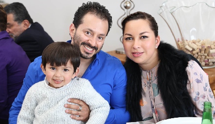  Mani Romo y Olga Tapia con su hijo.
