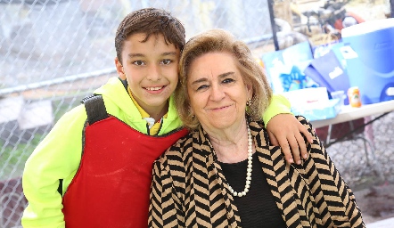  Arturo con su abuelita Martha de Payán.
